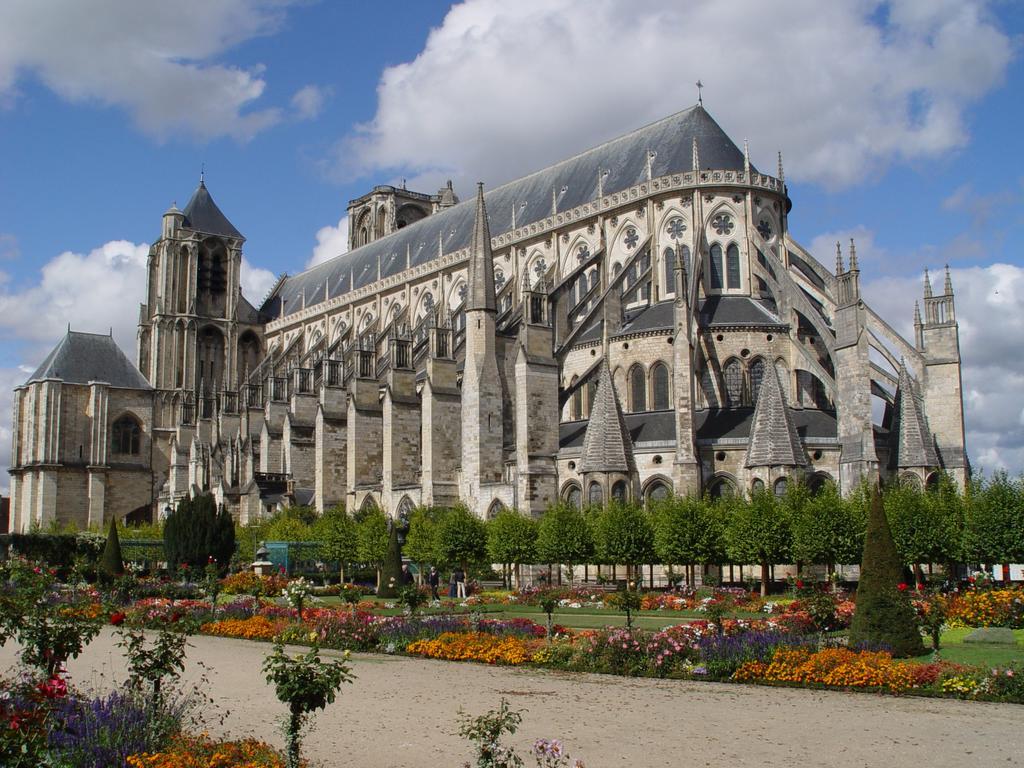 Kyriad Bourges Sud Екстериор снимка