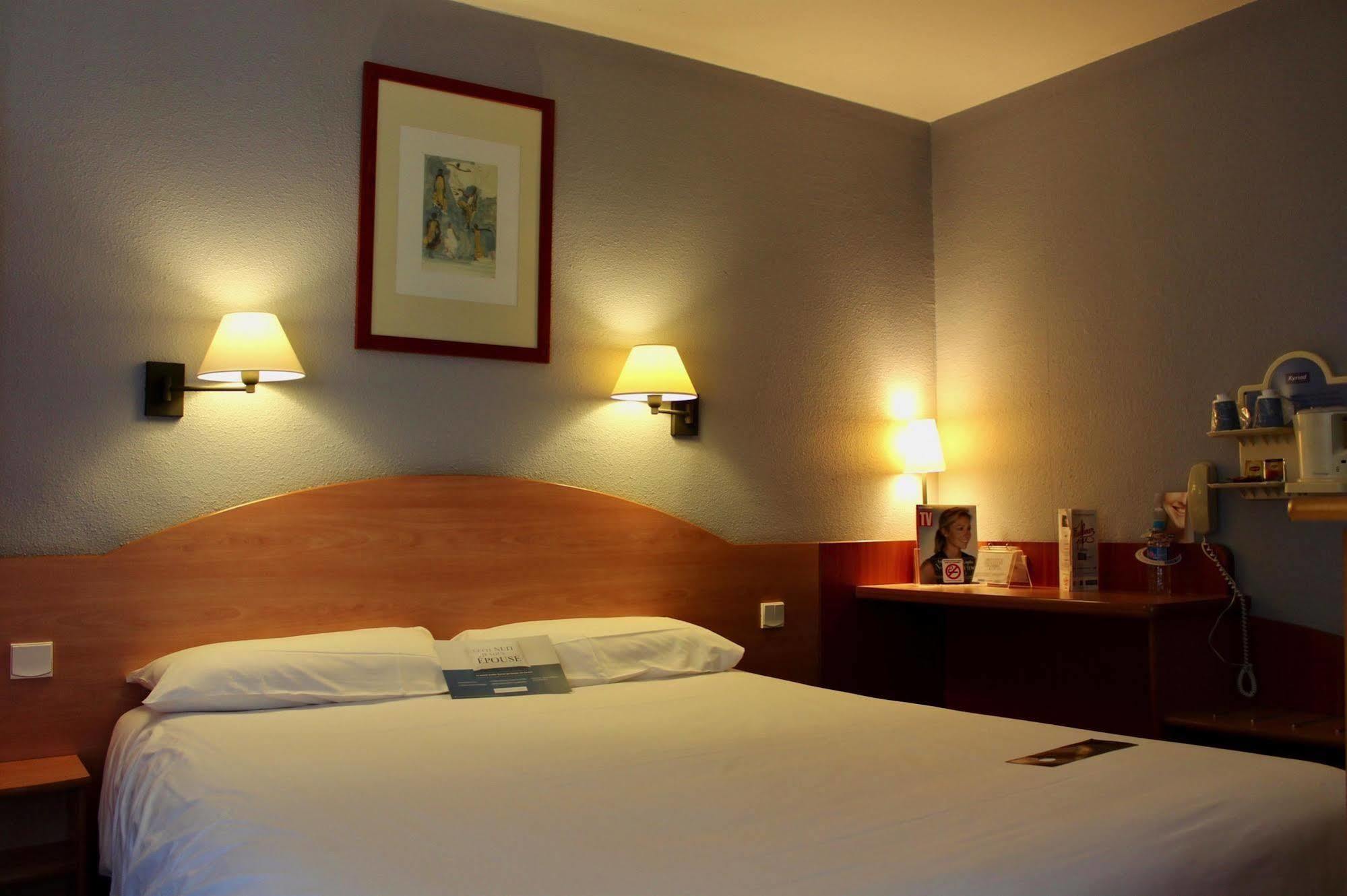 Kyriad Bourges Sud Екстериор снимка